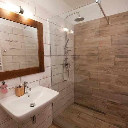 Biela Put - Jasna Nr. 8 * דמנובסקה דולינה